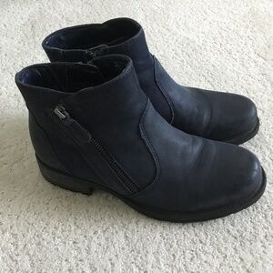 Earth Navy Ankle Boots ‘Jordan’